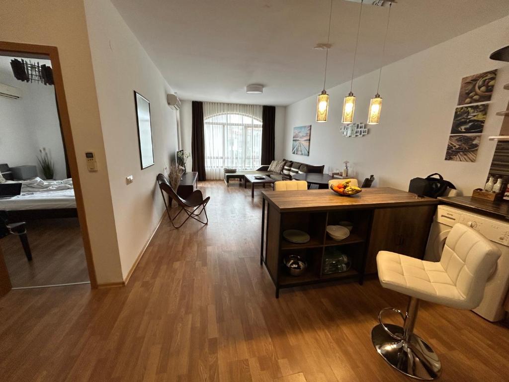 Edmond Apartment-Highspeed-Internet-Free! photo 2