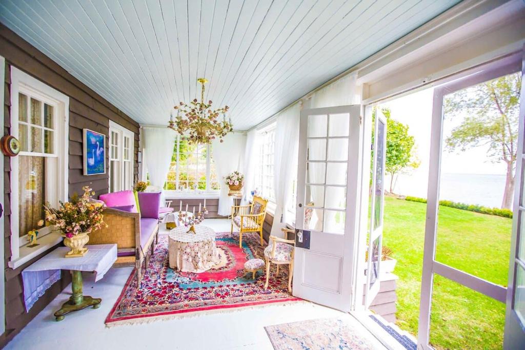 Luxury waterfront fairytale themed home - Carmen Elisabeth photo 2
