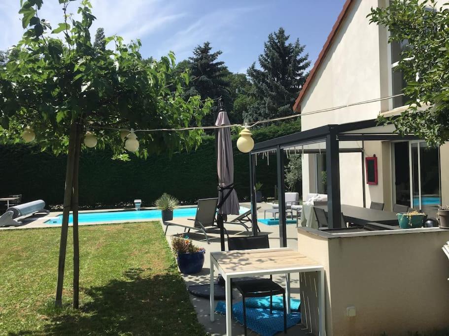 villa Lyon Collonges au mont d'or: Piscine/Bocuse photo 2