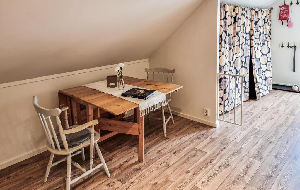 Awesome Apartment In Ljungskile With Wifi photo 2