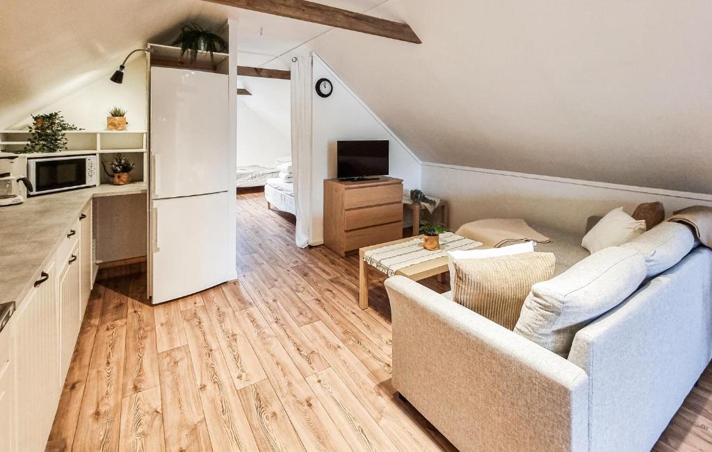 Awesome Apartment In Ljungskile With Wifi photo 3