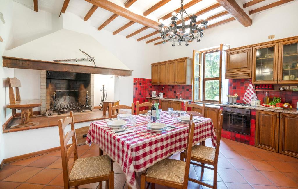 Pet Friendly Home In Serre Di Rapolano With Kitchen photo 3