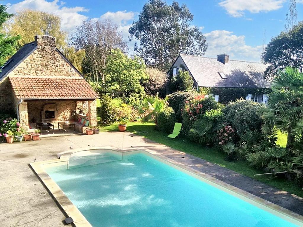 Villa de 5 chambres avec piscine privee jardin amenage et wifi a Ploubezre a 7 km de la plage photo 1