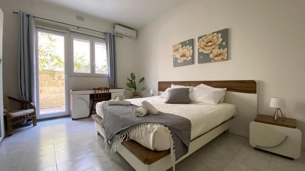 Bright and spacious Double Room, shared bathroom
