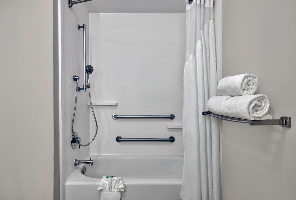 Holiday Inn Express & Suites Kansas City Airport, an IHG Hotel