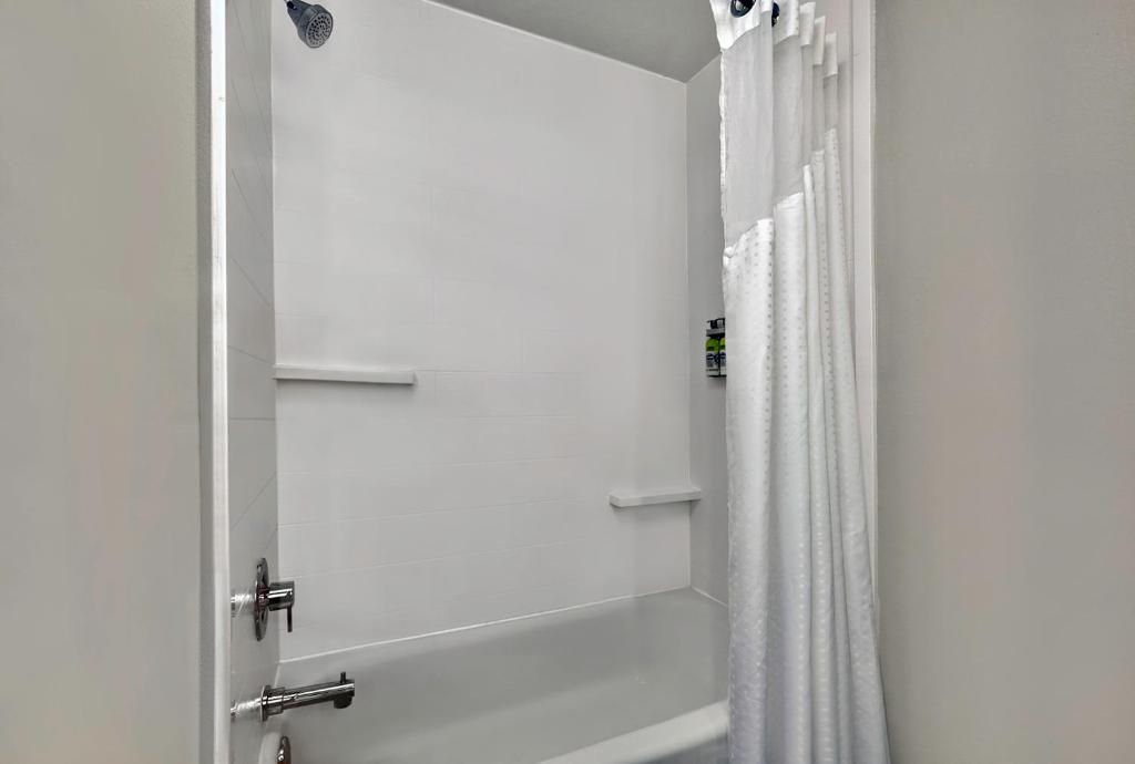 Holiday Inn Express & Suites Kansas City Airport, an IHG Hotel photo 3