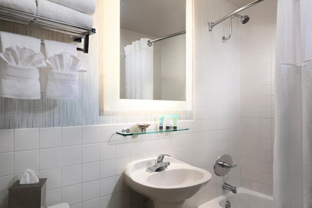 Catamaran Resort and Spa Room Type - Water Studio 2 Queens