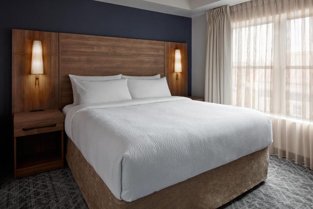 Residence Inn by Marriott Mississauga - Arpt Corp Ctr West - Tap to explore photos