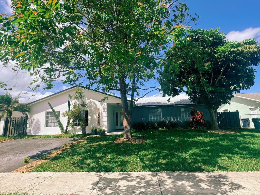 Family Friendly 4Bedroom, 3Bathroom, Hot Tub, BBQ, near Everglades, Miami MetroZoo photo 1