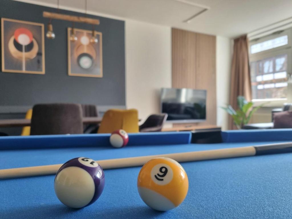 Charysma - Fußgängerzone, Parkplatz, Billard photo 1
