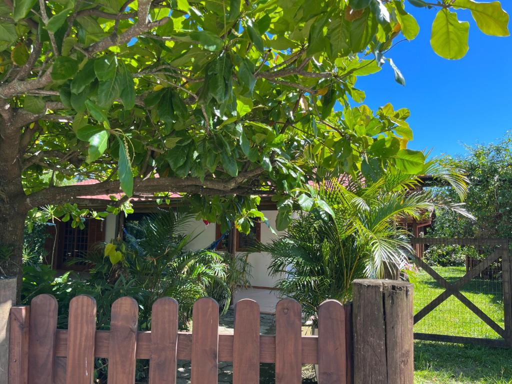 Casa na Barra ampla e arejada com jardim incrível