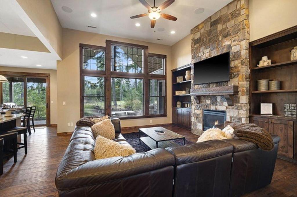 Suncadia 3-Bedroom Home with Hot Tub and Firepit + Golf Course Views photo 1
