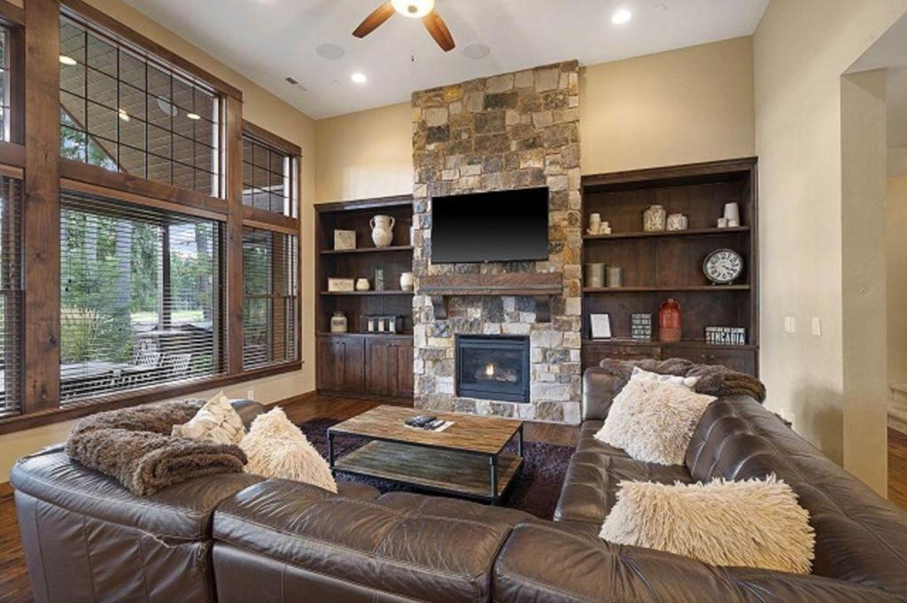 Suncadia 3-Bedroom Home with Hot Tub and Firepit + Golf Course Views photo 2