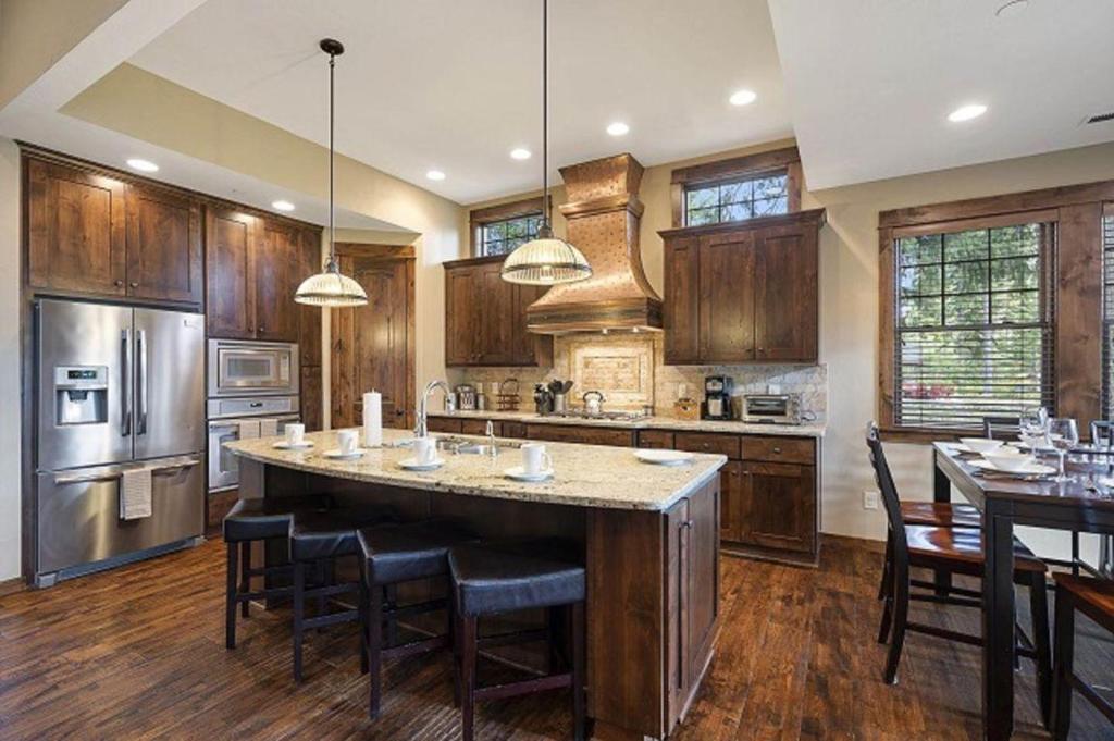 Suncadia 3-Bedroom Home with Hot Tub and Firepit + Golf Course Views photo 4