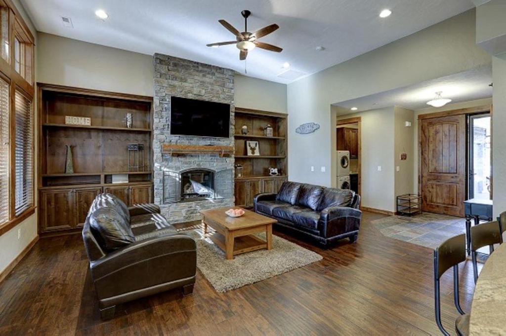 Suncadia 3-Bedroom Home Perfect for Hosting + Golf Course Views photo 1