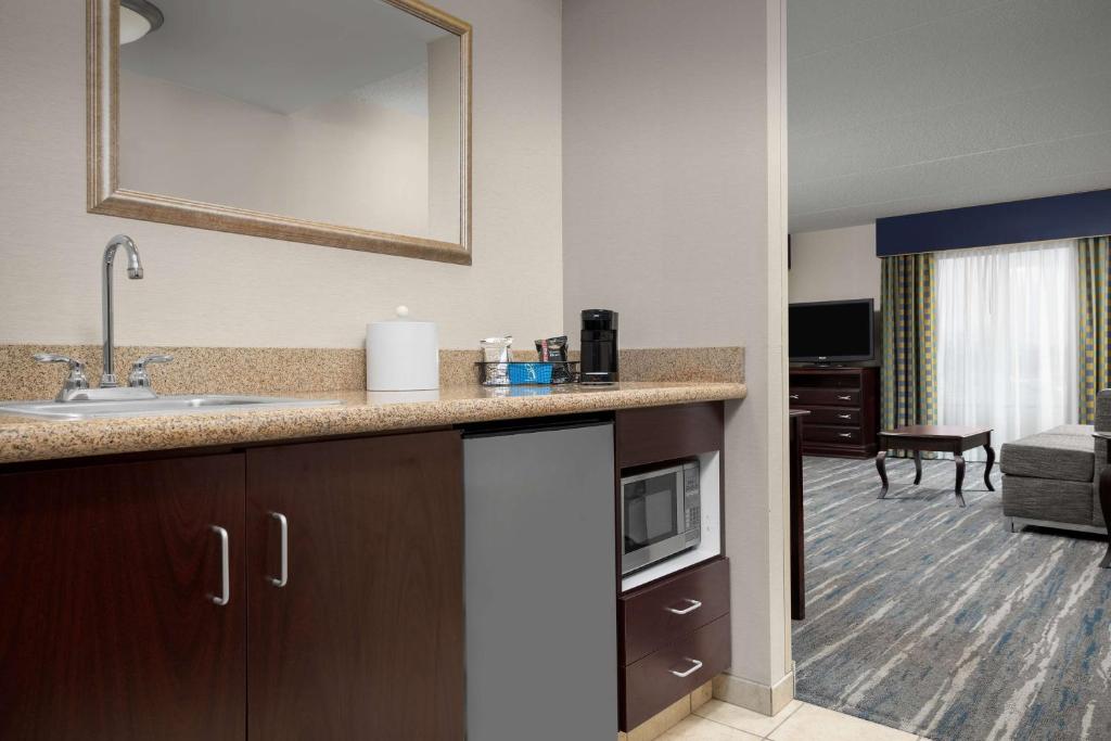 Hampton Inn by Hilton Syracuse Clay - Tap to explore photos