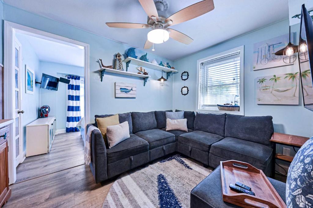 Dog-Friendly Jacksonville Beach Apt near Golf!