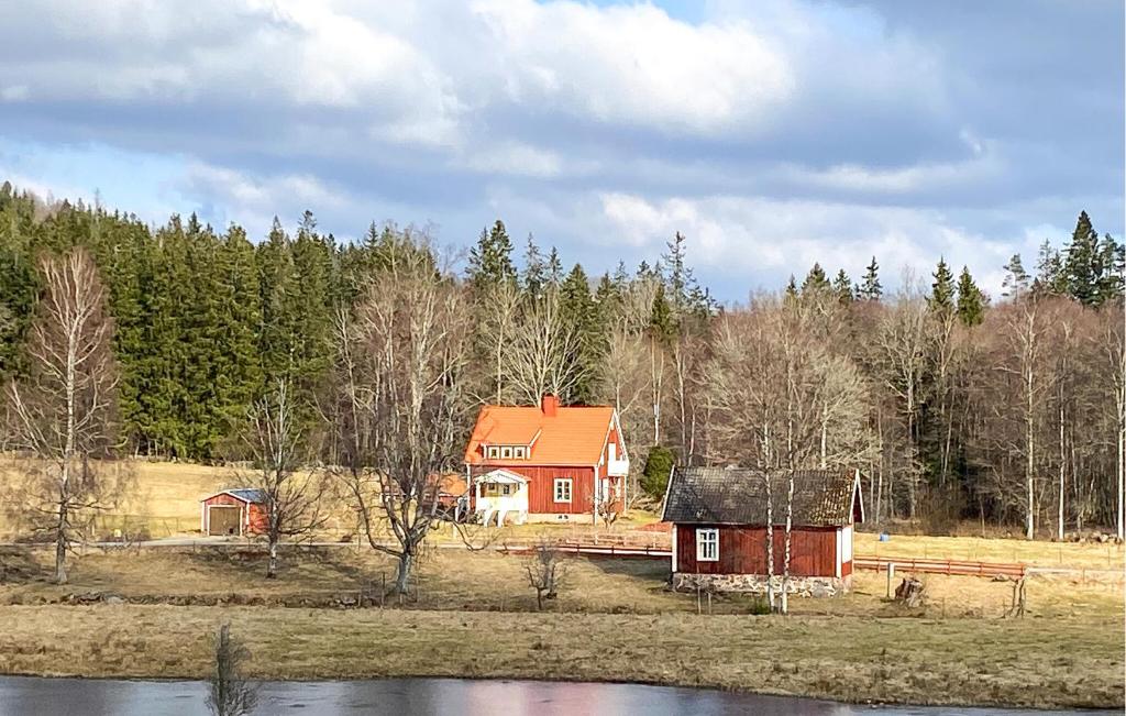 4 Bedroom Beautiful Home In Rrvik photo 1