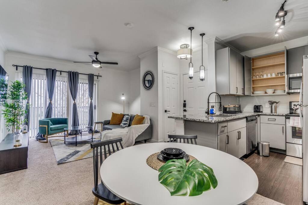 Luxurious 2BR+Resort Style Pool_5 min to Domain image