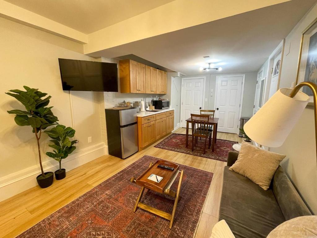 Renovated Studio, Near Hospitals, Mbta image