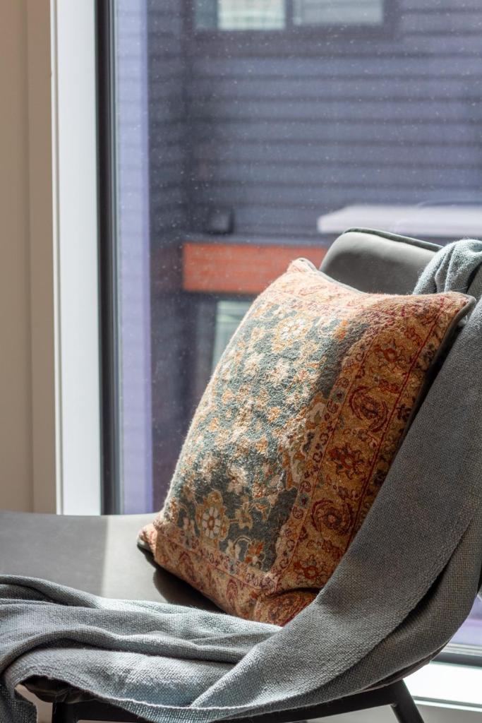 Upper Studio Perfection: 8 Wilmer St. Gem