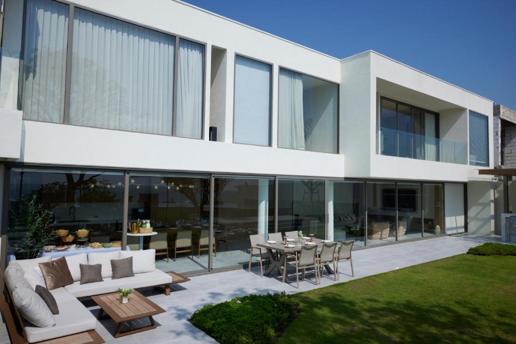 Top sea villa photo 1