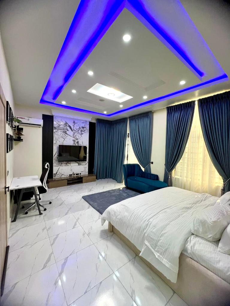 Elroi master bedroom photo 3