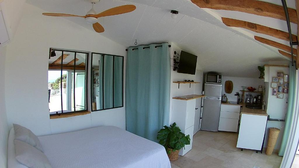 Studio le Nid, vue mer, village et collines avec terrasse
