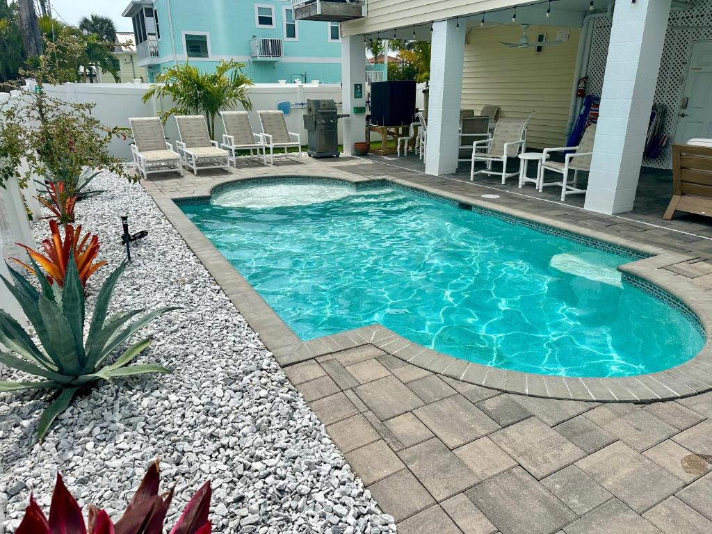 Sunshine retreat Elevated New Build walkable to everything including BEACH photo 1