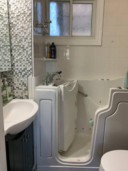Entire Cozy Cottage. Glamping, Hot tub & Kayak photo 1