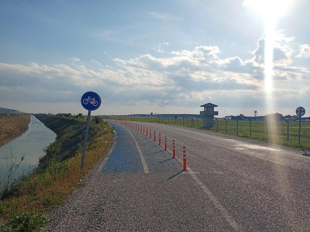 ESKA 121 airport photo 1