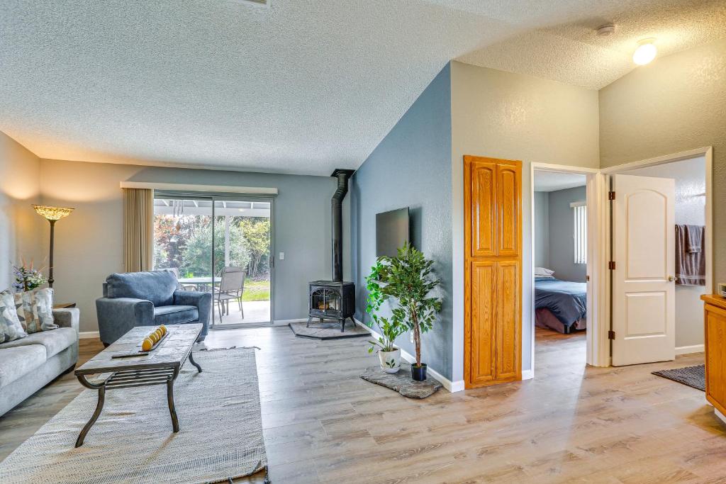Cozy Redding Retreat about 3 Mi to Downtown photo 4