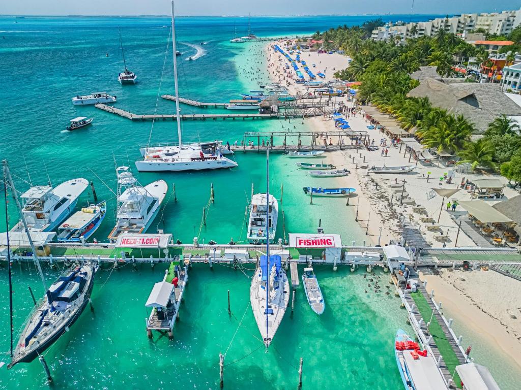 Walk barefoot to beach! Two bathrooms! Entire private sailboat photo 2