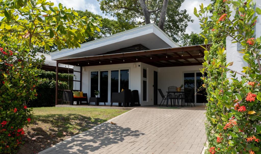Jaco Lapa Living Casa 2 3BR 2BTH Home - Walk to Beach & Dining