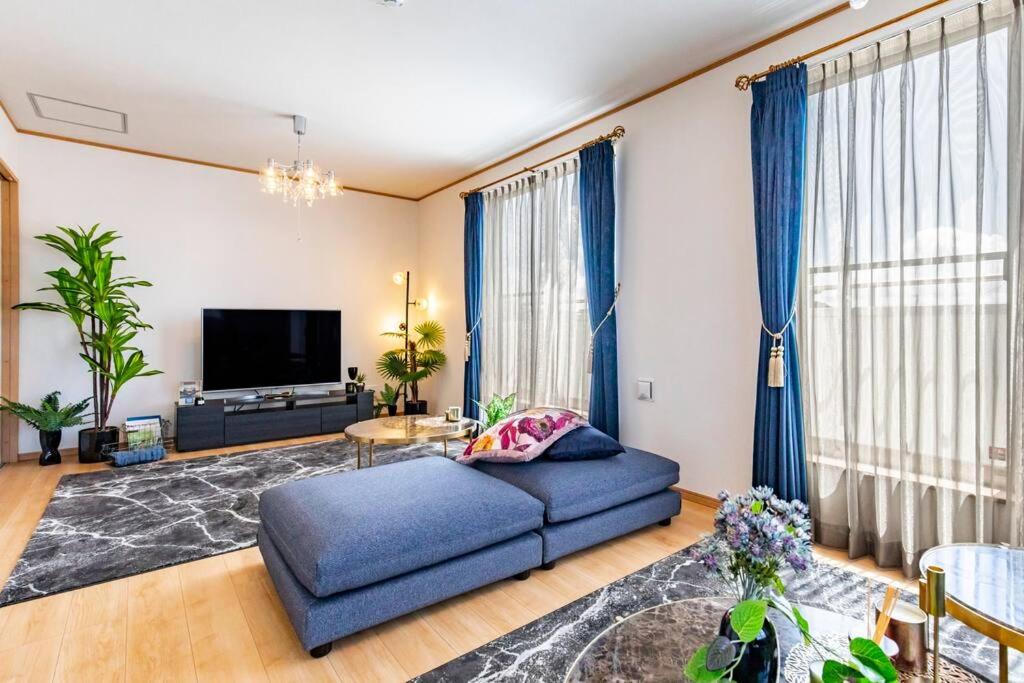 【4LDKの一軒家貸し切り！】スタイリッシュで落ち着いたインテリアのハウスで沖縄を満喫しましょう！ photo 1