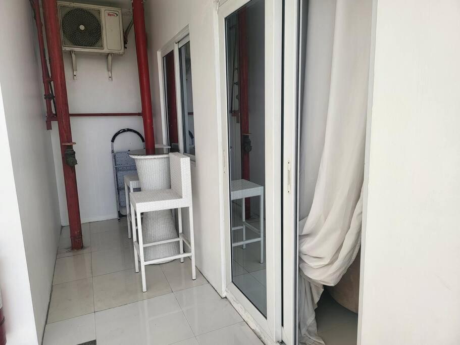Kandi studio, 6th floor, outdoor seating (smoking) area! photo 2