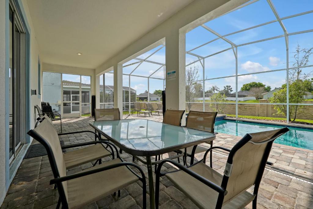 Close to Disney luxury home W/ Pool, Games photo 2