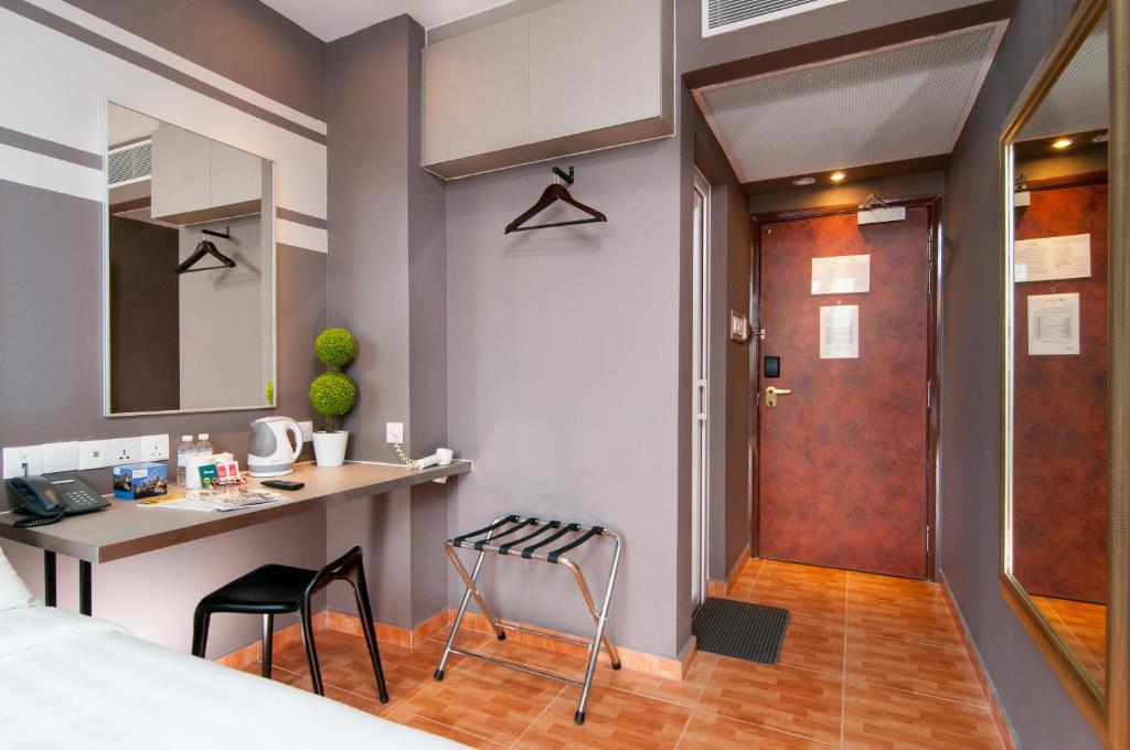 Двухместный (Standard Room with free WIFI (No Window)), Fragrance Hotel - Kovan