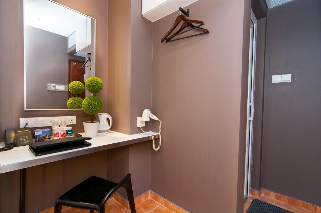 Двухместный (Standard Room with free WIFI (No Window)), Fragrance Hotel - Kovan