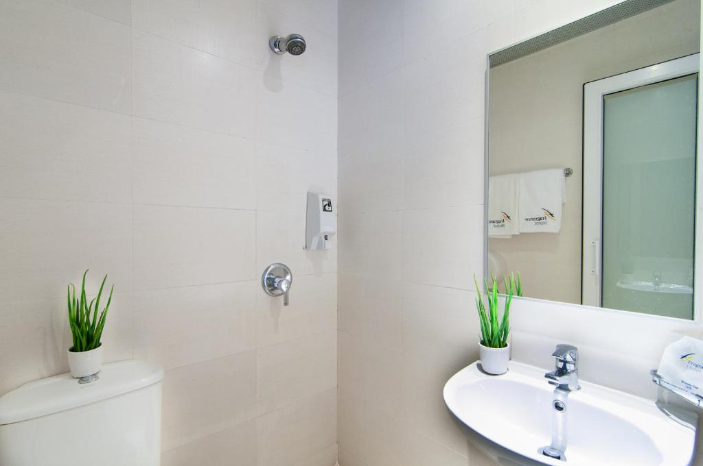 Двухместный (Standard Room with free WIFI (No Window)), Fragrance Hotel - Kovan