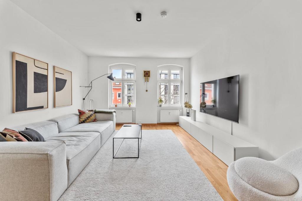 Stylish 120sqm Appartment in Berlin-Mitte - Tap to explore photos