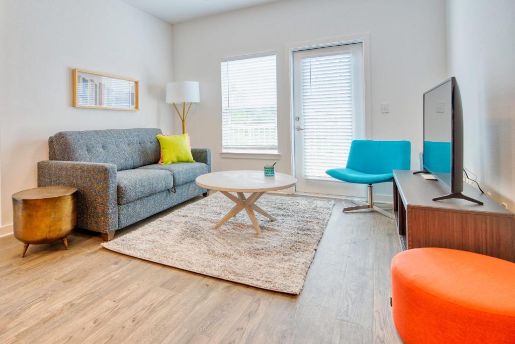 Grand Two Bedroom Two Bathroom Apartment with Balcony photo 4