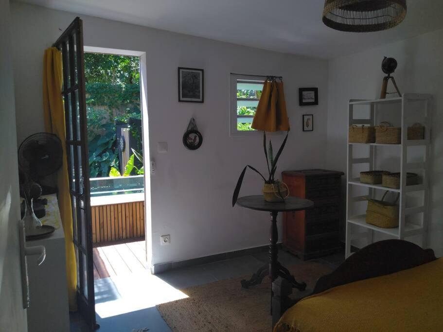 La petite case jaune , jaccuzi pierre à 3 min à pied du bassin Manapany, vue mer photo 1