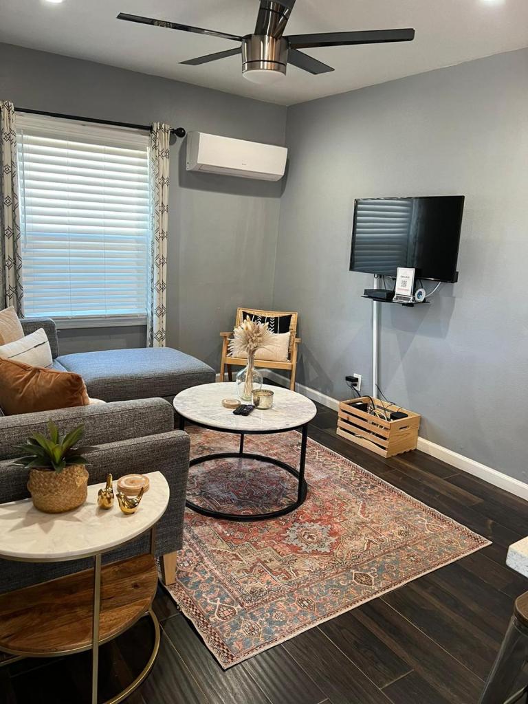 Apartment Located in Historic District Mins to Downtown, Beaches & Convention Center photo 1