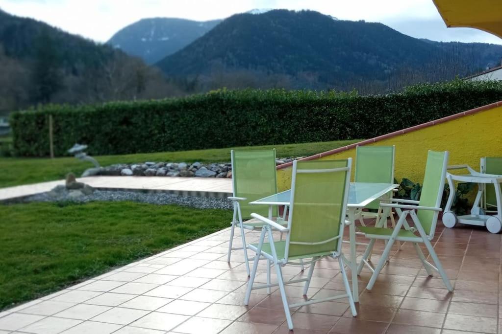 Gîte ensoleillé, entre montagnes et ruisseau.