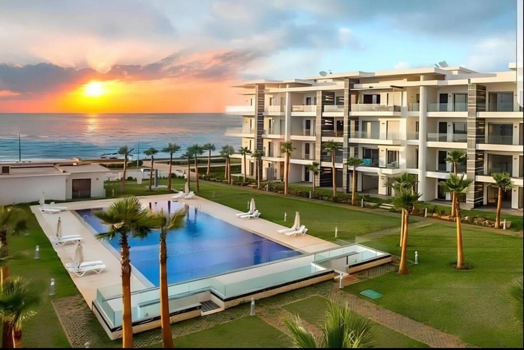 Appartement chic en bord de mer avec piscine