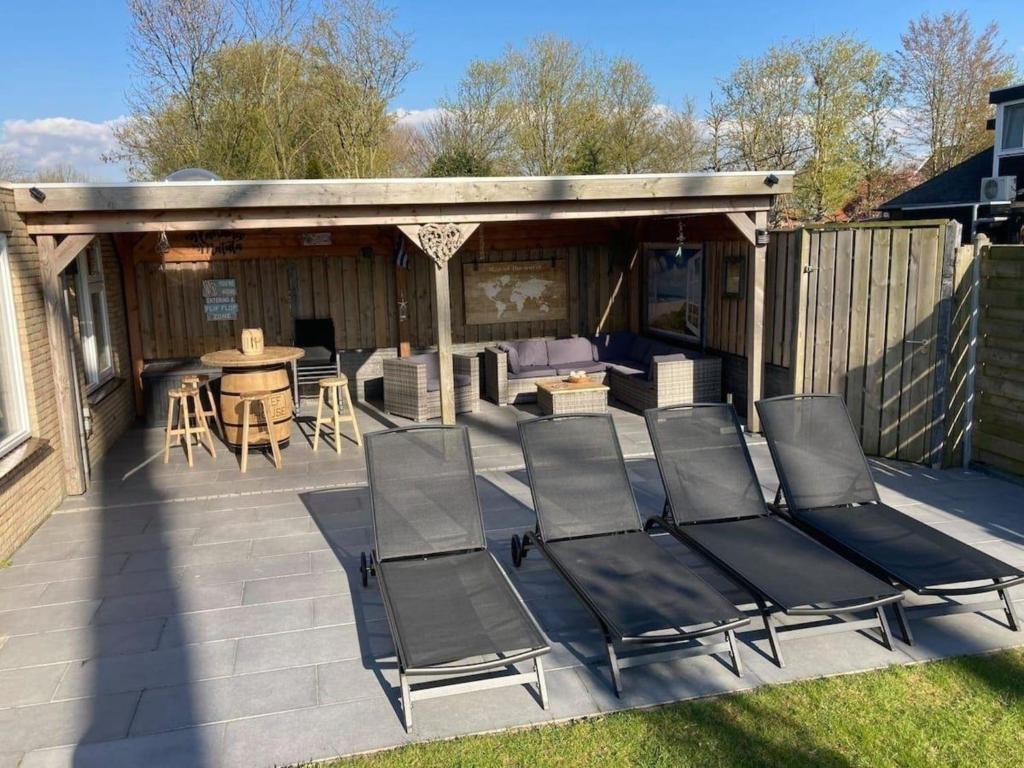Ferienhaus in Stavenisse mit gemeinsamem Pool, Terrasse und Grill