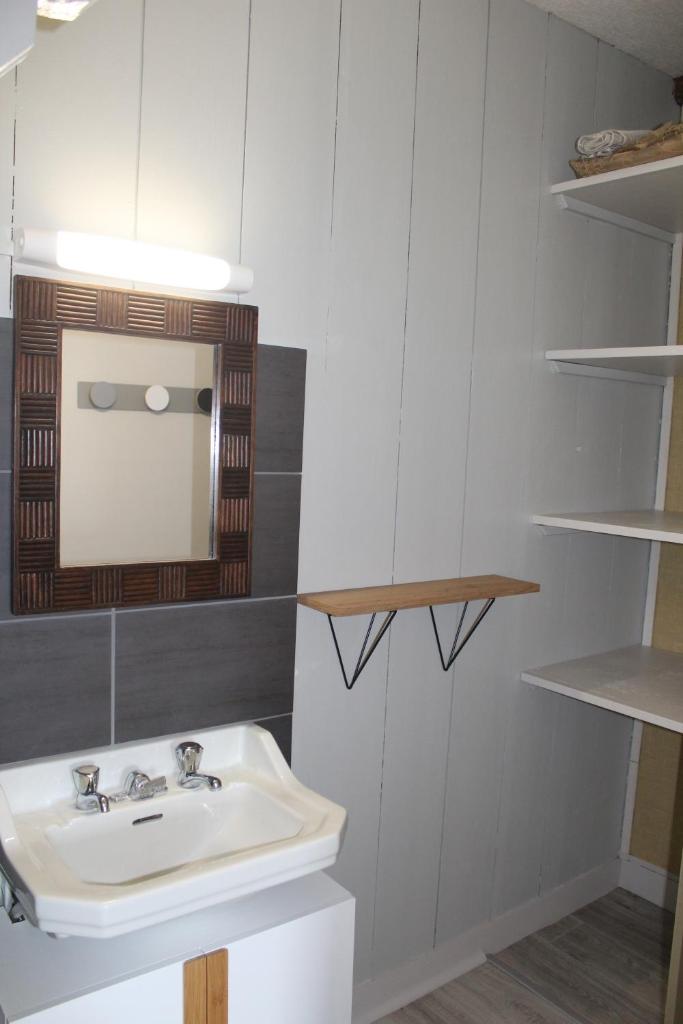 Chambre d'hôte, avec espace vue sur mer, à 400 m du port au 2ème et 3ème étage d'une maison typique de Saint Vaast La Hougue photo 3