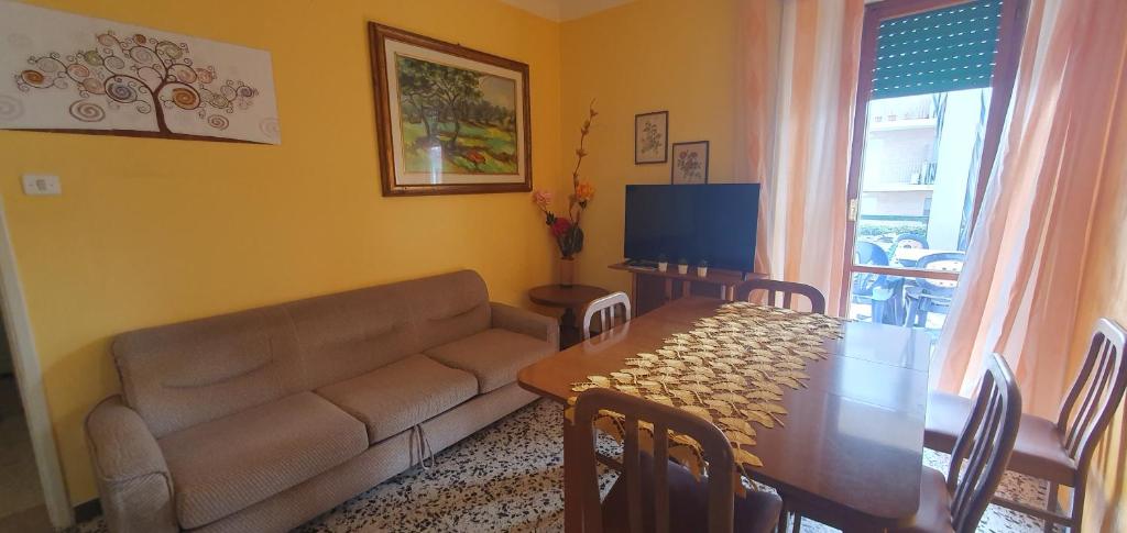 APPARTAMENTO TRILOCALE CON TERRAZZO ZONA CENTRALE photo 2