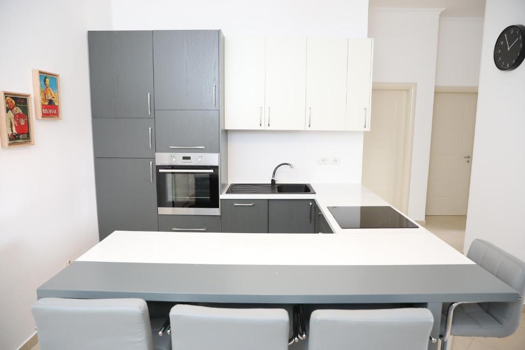 Square View Apartment photo 3